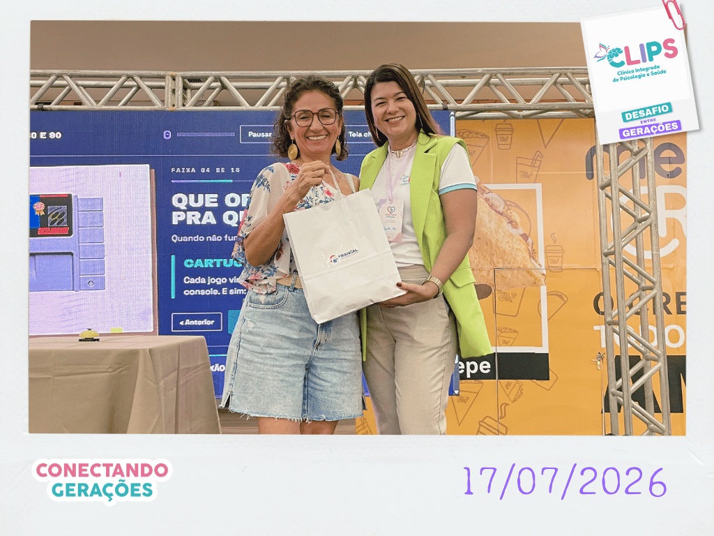Dupla de participantes premiada no palco do Desafio entre Gerações